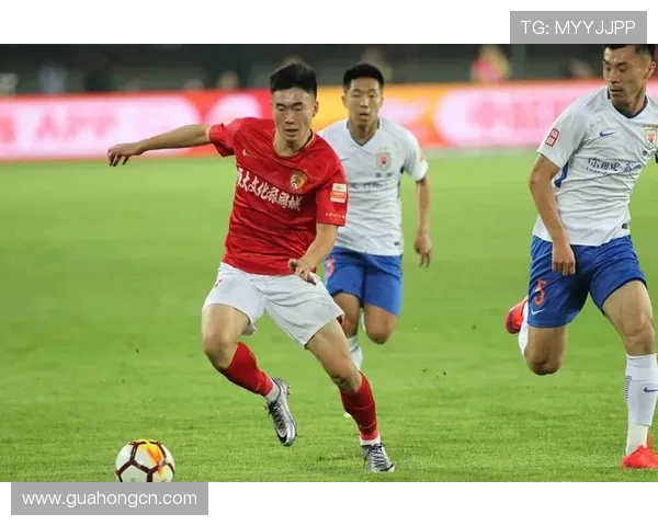 2017年鲁能与恒大巅峰对决回顾：激情四溢的足球盛宴与历史瞬间